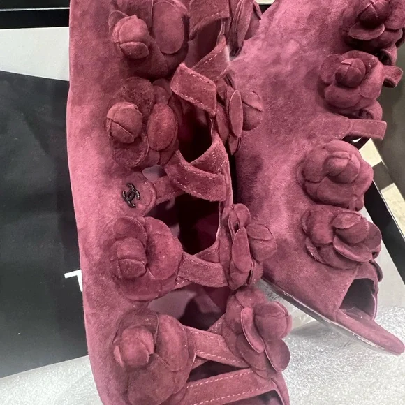 Chanel Short Boots in Suede - Picture 4 of 7